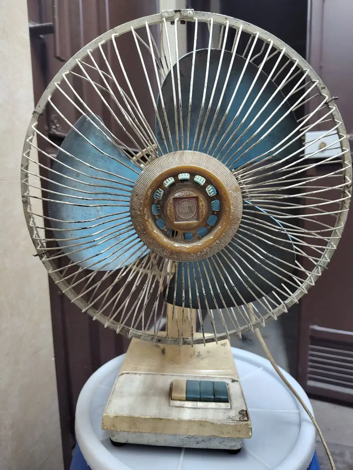 پنکه قدیمی|کلکسیون اشیاء عتیقه|فولادشهر, C5|دیوار