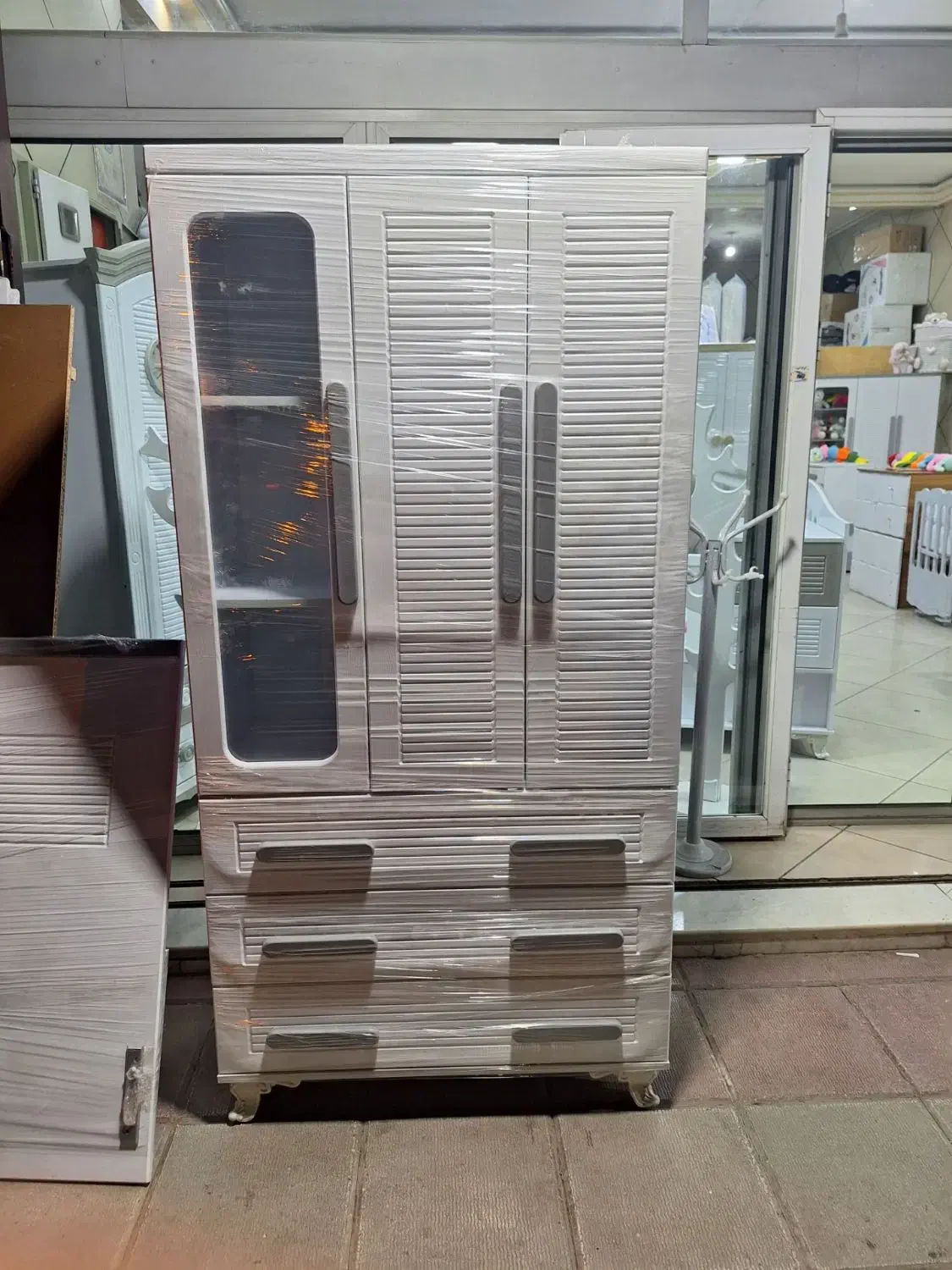 کمد ویترین ۳ درب-- انتخابی شیک و ماندگار|اسباب و اثاث بچه|اصفهان, منتظرالمهدی|دیوار