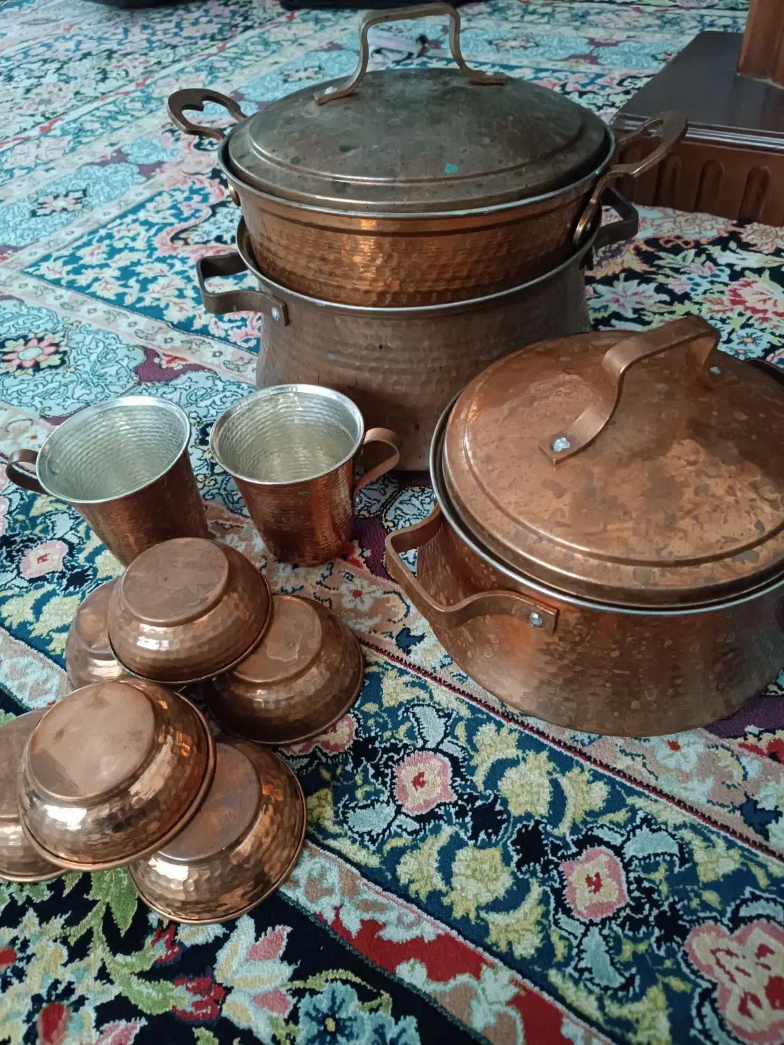 قابلمه ولیوان وپیاله مسی و دیگچه|ظروف پخت‌وپز|آفتاب, |دیوار