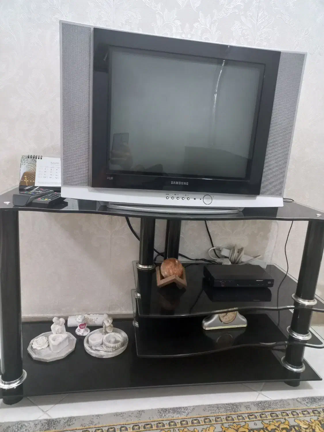 تلویزیون ۲۱ اینچ سامسونگ کره ای به همراه میز|تلویزیون و پروژکتور|تهران, ابوذر|دیوار