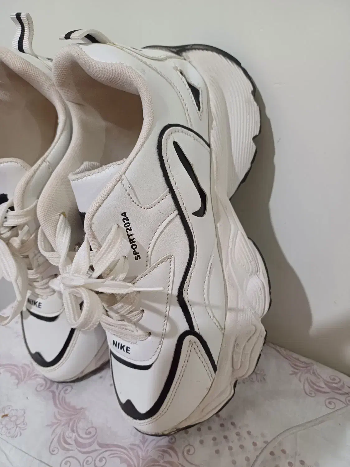 کتونی نو|کیف، کفش، کمربند|میانه, |دیوار