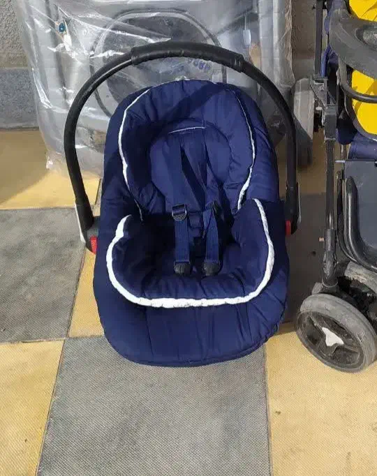 کری یر|کالسکه و لوازم جانبی|تربتحیدریه, میدان مرکزی|دیوار