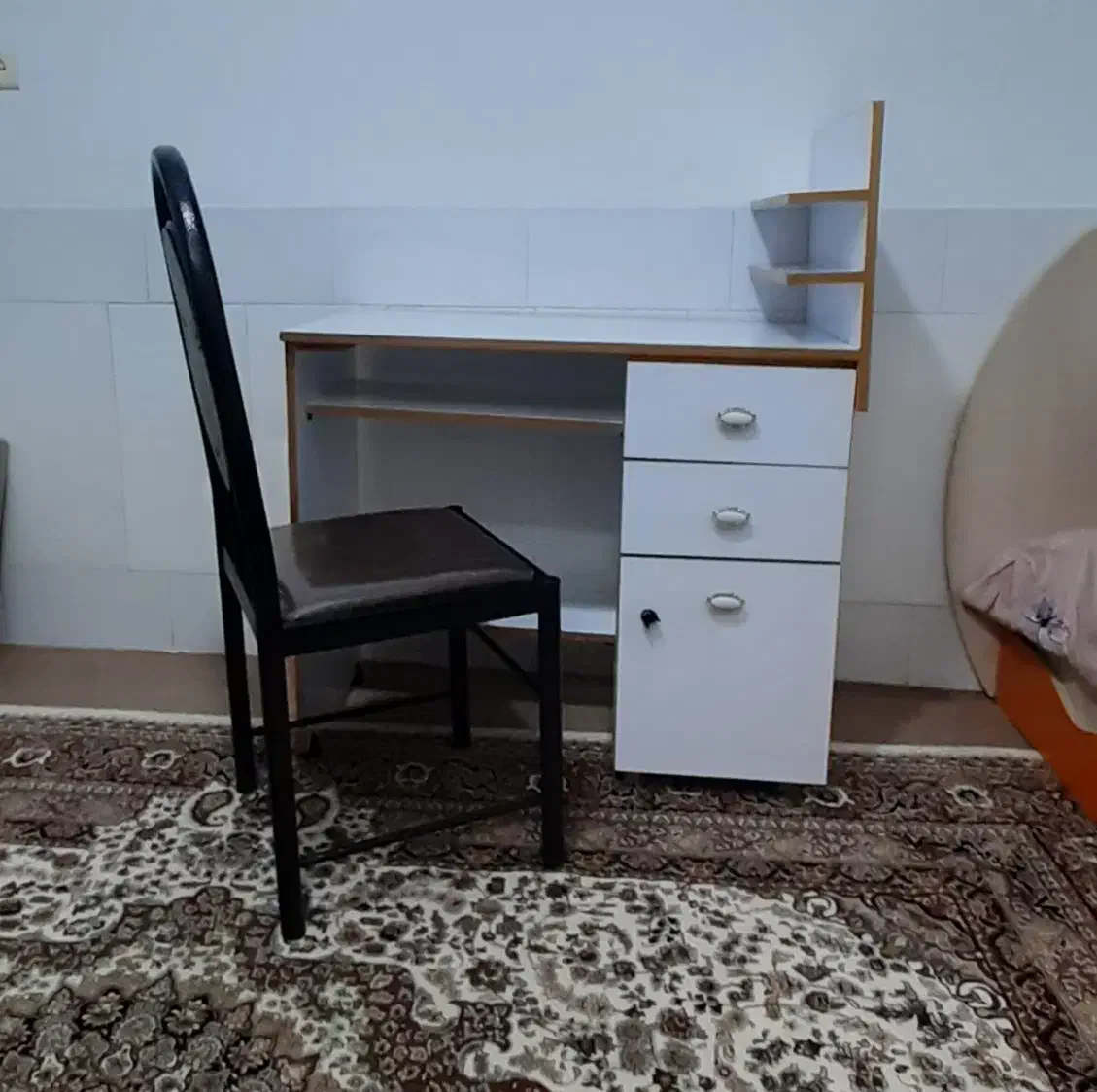 میز تحریر|میز تحریر و کامپیوتر|قم, ژاندارمها|دیوار