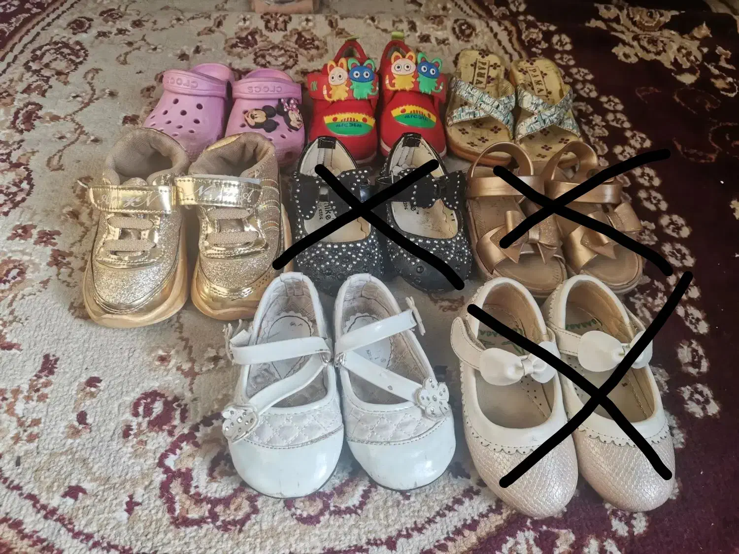 تعدادی کفش بچگانه|کفش و لباس بچه|شیراز, لب آب|دیوار