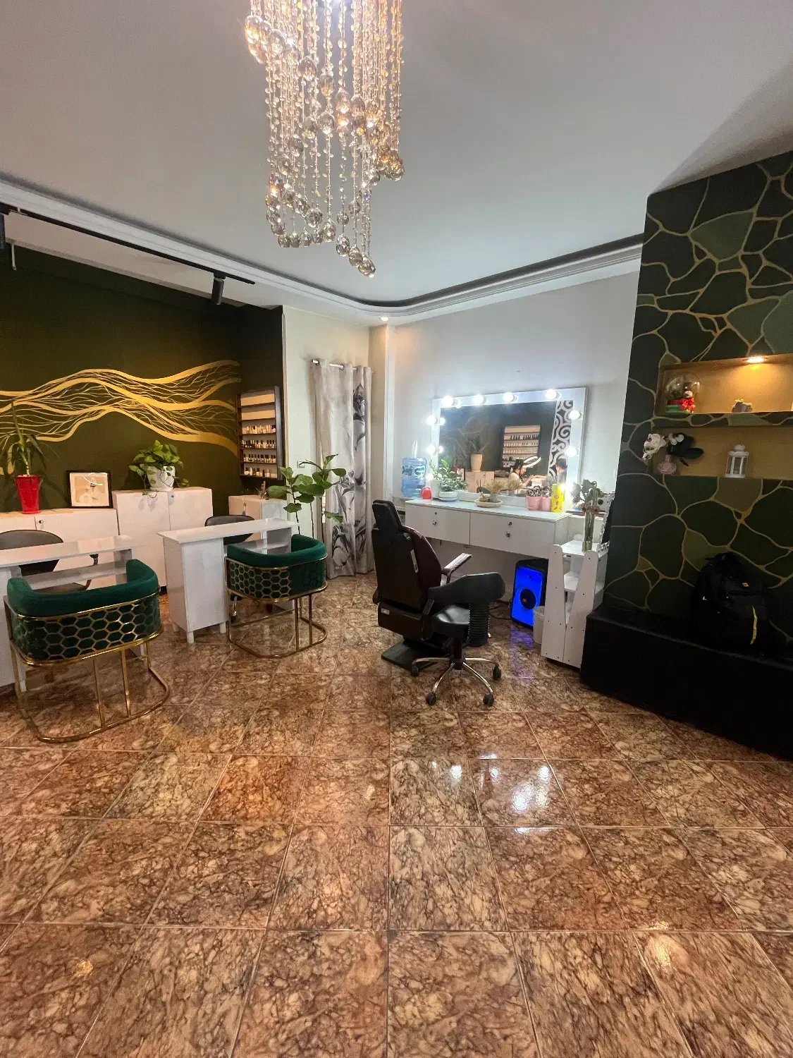 همکاری یا اجاره اتاق ومیزبه ناخنکار و مژه کارولنجک|استخدام درمانی، زیبایی، بهداشتی|تهران, اوین|دیوار