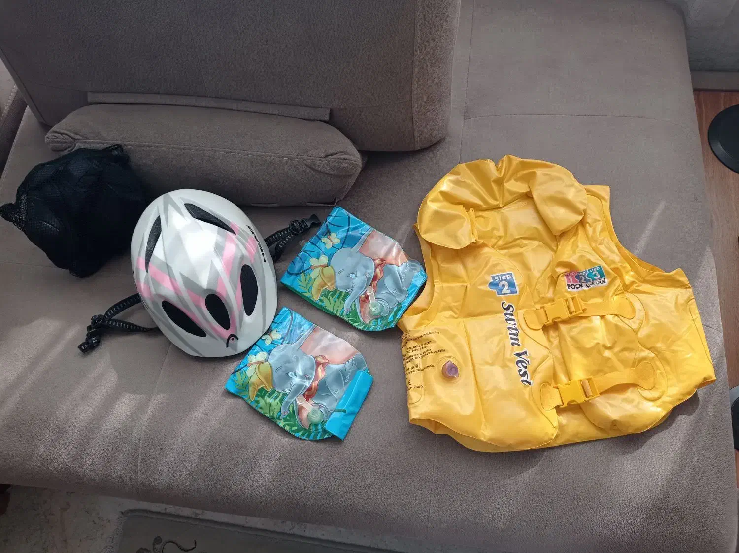 جلیقه نجات و بازوبند شنا وکلاه اسکیت با تجهیزاتش|غواصی و ورزش‌های آبی|تهران, نارمک|دیوار