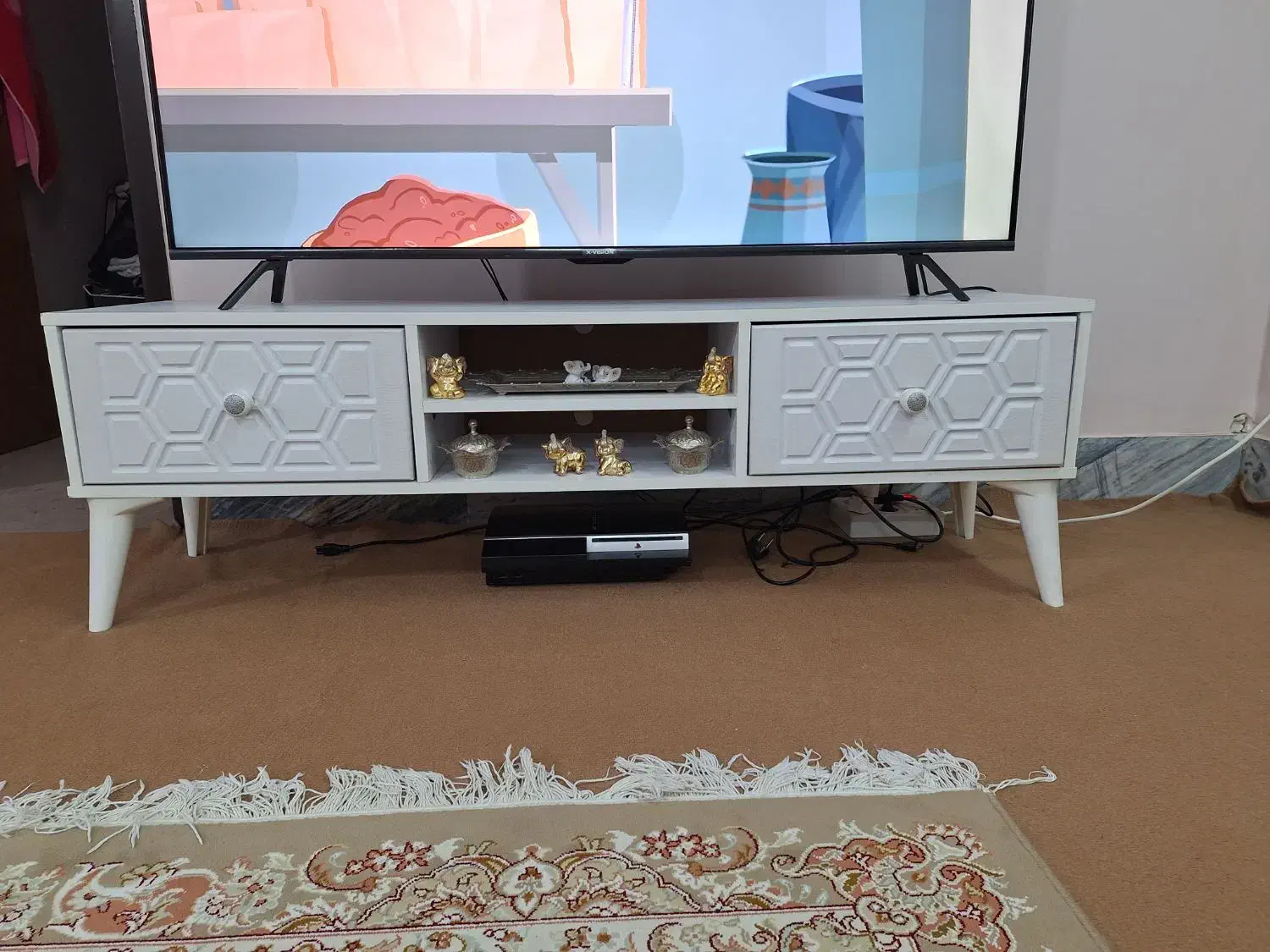 تلویزیون و میز تلویزیون هر دو کاملا سالم|تلویزیون و پروژکتور|بروجرد, |دیوار