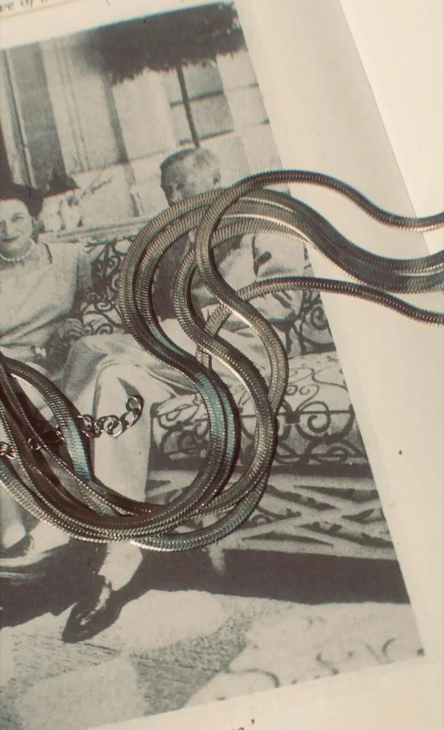 گردنبند ماری|بدلیجات|لاهیجان, انقلاب|دیوار