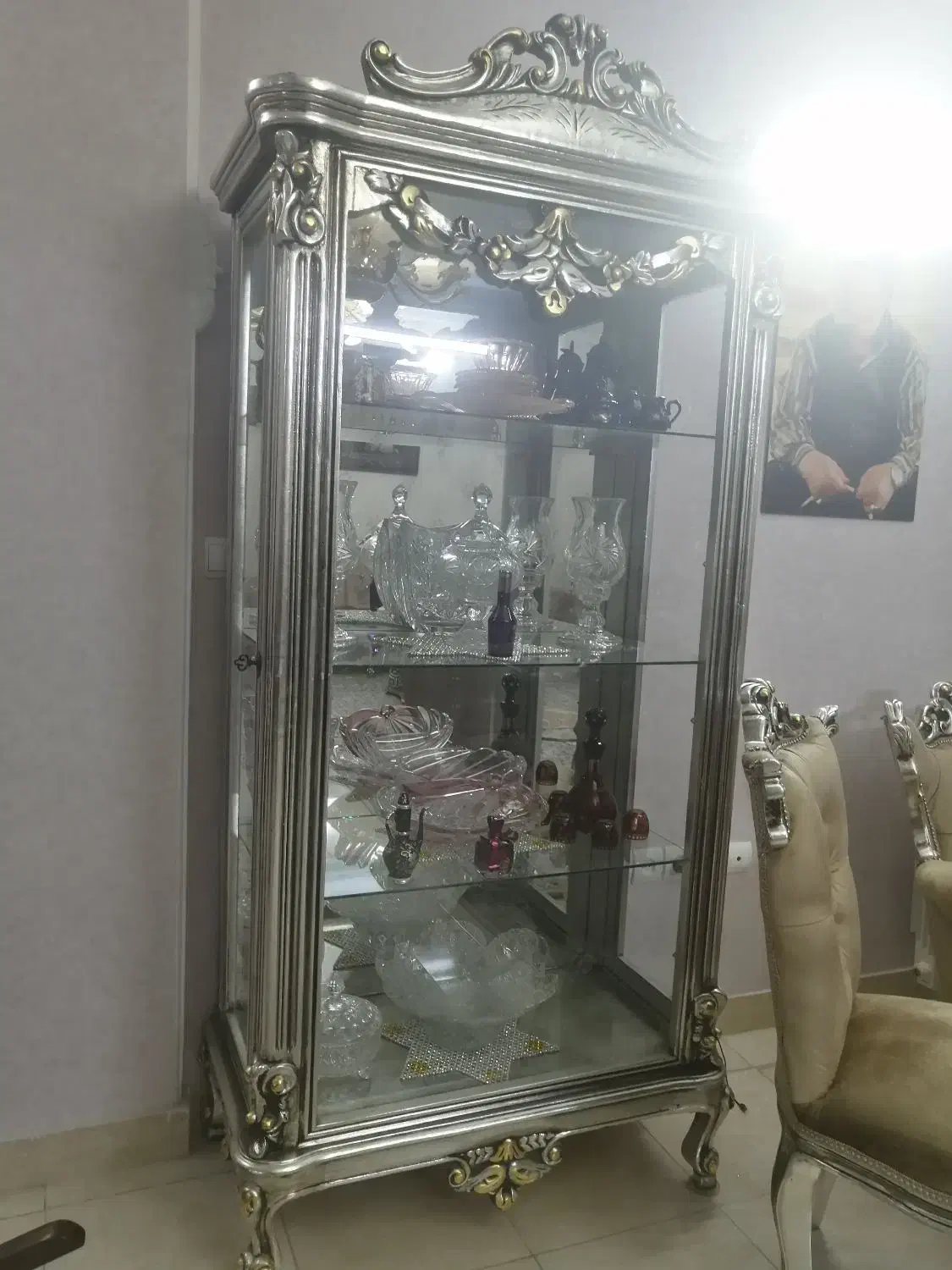 ویترین ورق نقره سیاه قلم در حد نو 3500 میلیون تومن|بوفه، ویترین، کنسول|تهران, امین حضور|دیوار