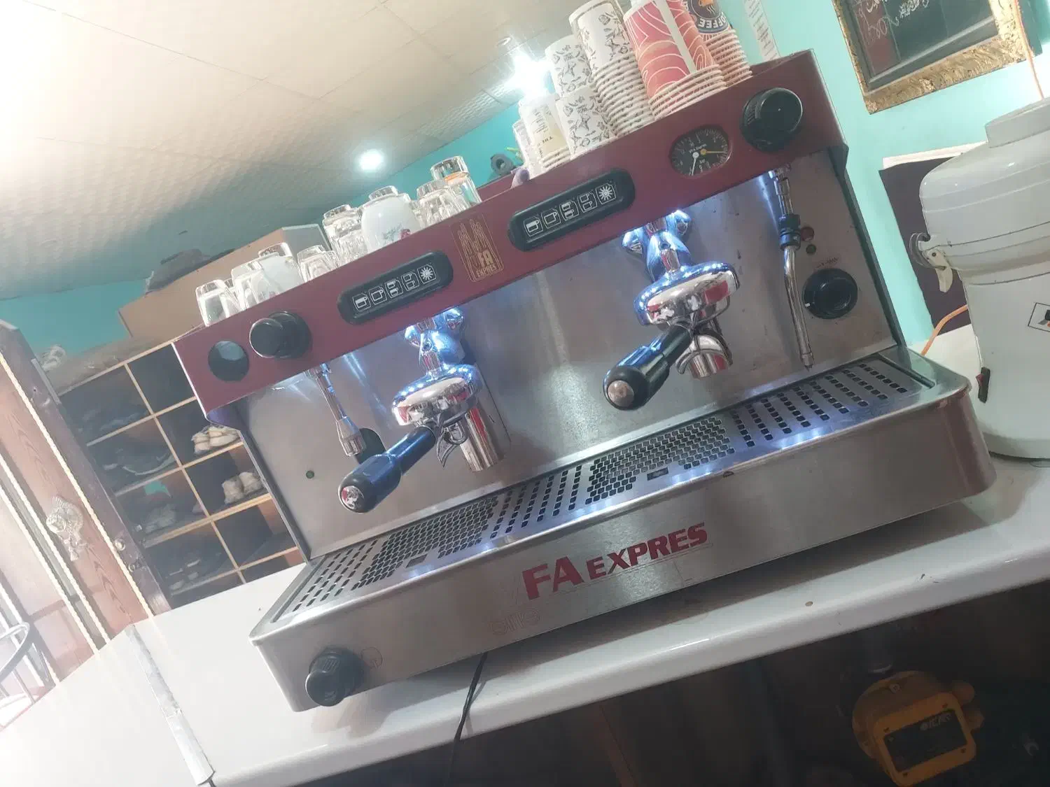 فروش فوری وسایل کافیشاپ بصورت تکی و یکجا|کافی‌شاپ و رستوران|زرقان, |دیوار