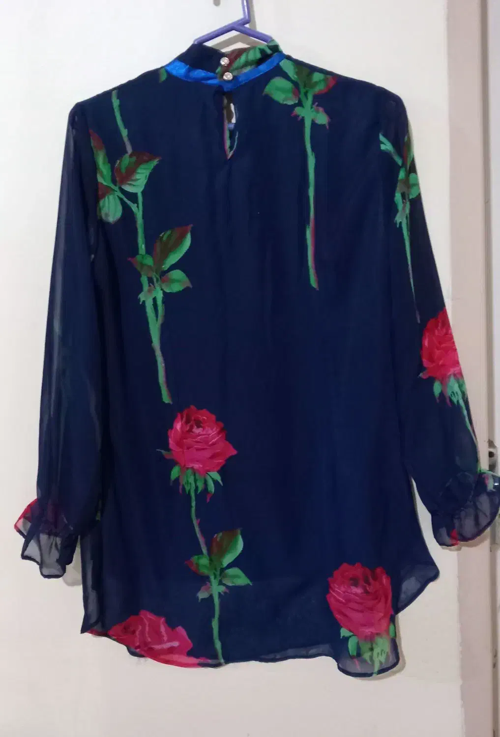 شومیز سرمه ای حریر گل دار سایز ۴۲ قیمت ۴۰۰هزار|لباس|آذرشهر, |دیوار