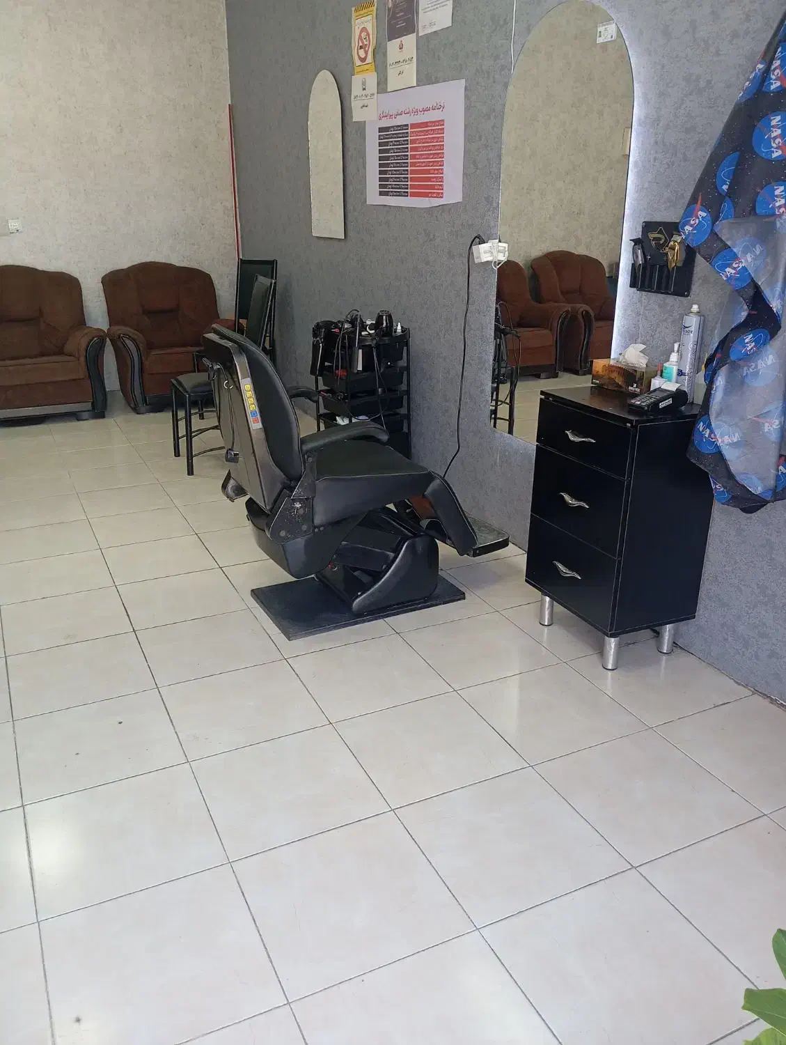 پیرایش|آرایشگاه و سالن‌های زیبایی|جم, |دیوار