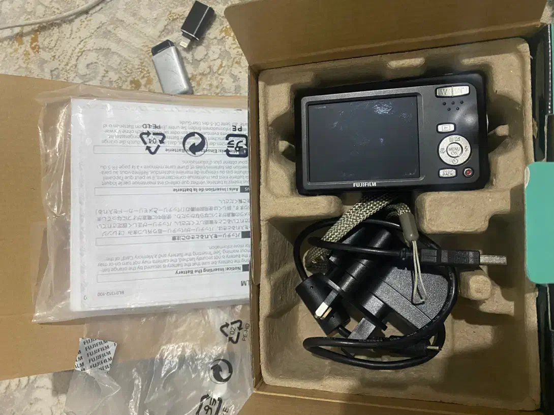 دوربین دیجیتال finepix|دوربین عکاسی و فیلم‌برداری|اندیشه, پرنیان|دیوار