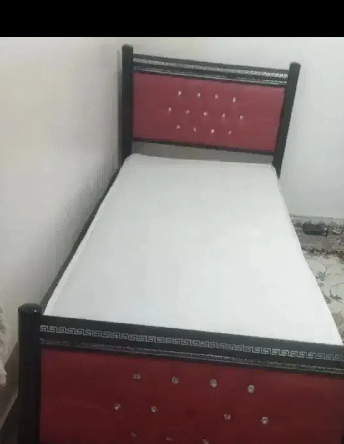یک جفت تخت فلز و چرم|تخت و سرویس خواب|دوگنبدان, |دیوار