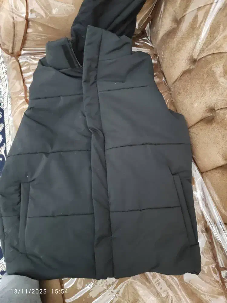 جلیقه پافر کلاه دار دوزیپه ضدآب مشکی کاملا نو|لباس|تهران, سبلان (لشگر)|دیوار