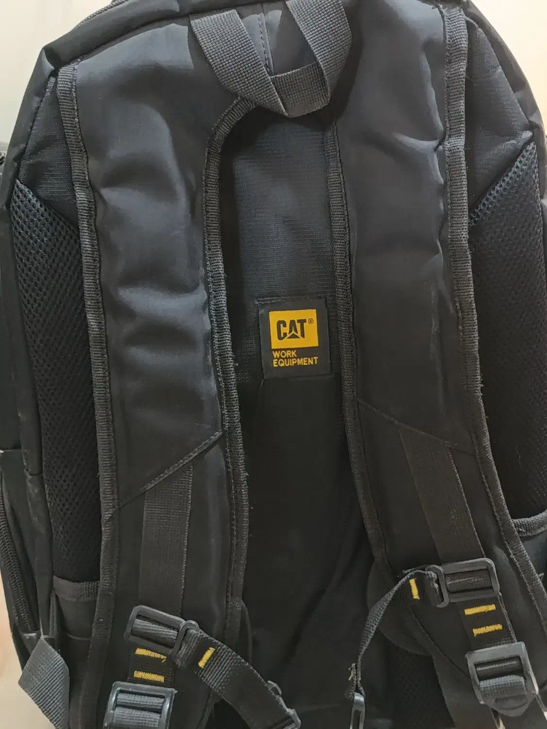 کوله ی اصل کاترپیلار|کیف، کفش، کمربند|شیراز, کاراندیش|دیوار