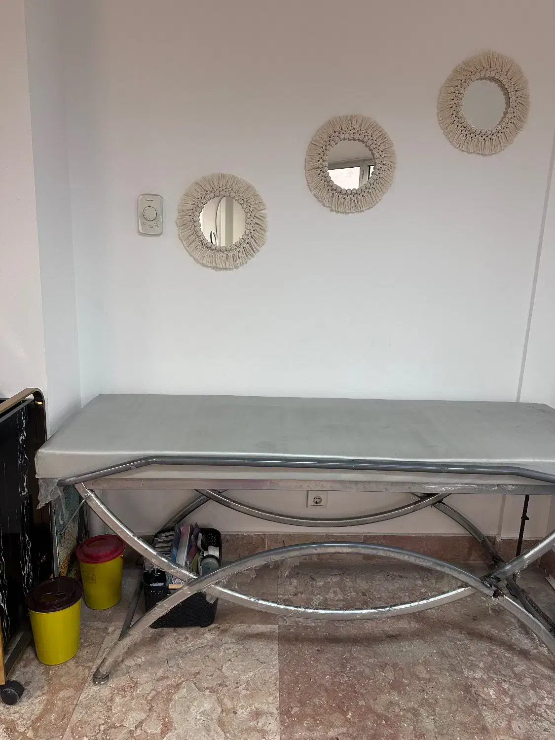 تخت آرایشگری|آرایشگاه و سالن‌های زیبایی|آمل, |دیوار