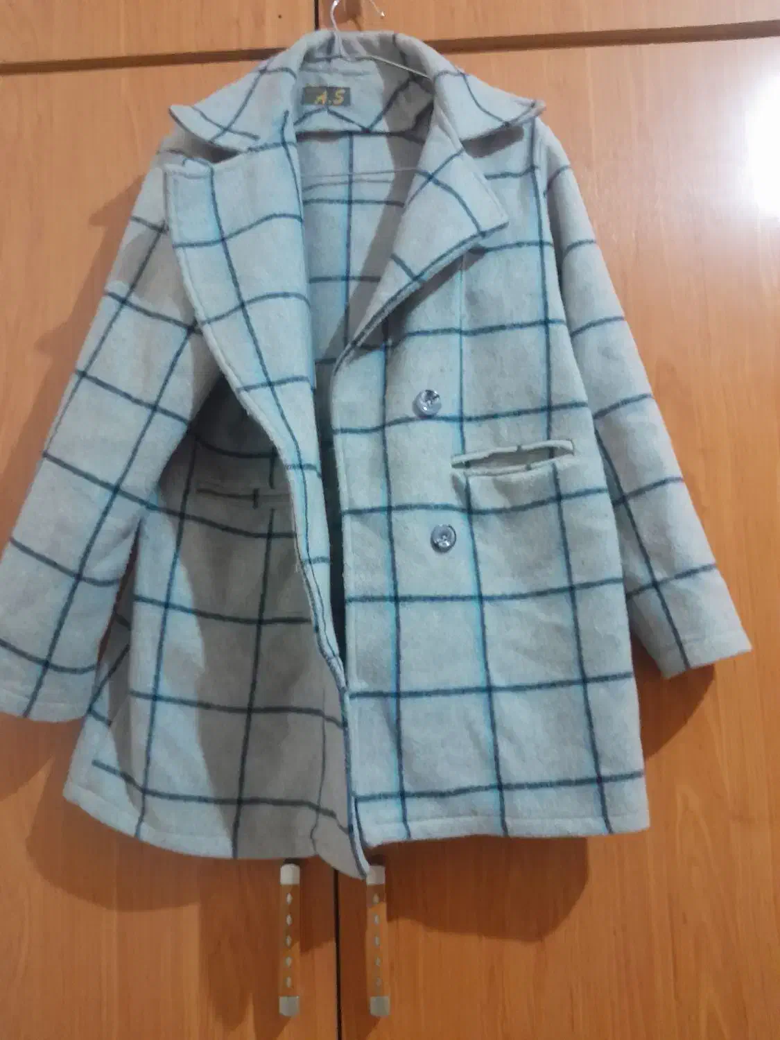 پالتو|لباس|رشت, رودباری|دیوار