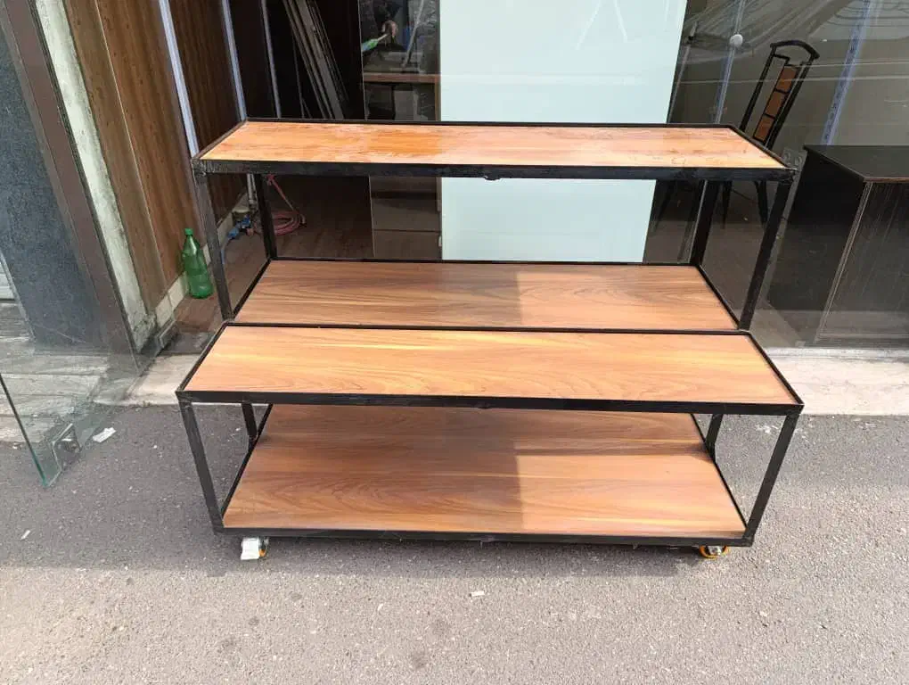 میز آهنی با چوب mdf کف، چرخ دار ترمزدار|فروشگاه و مغازه|رشت, پیرسرا|دیوار