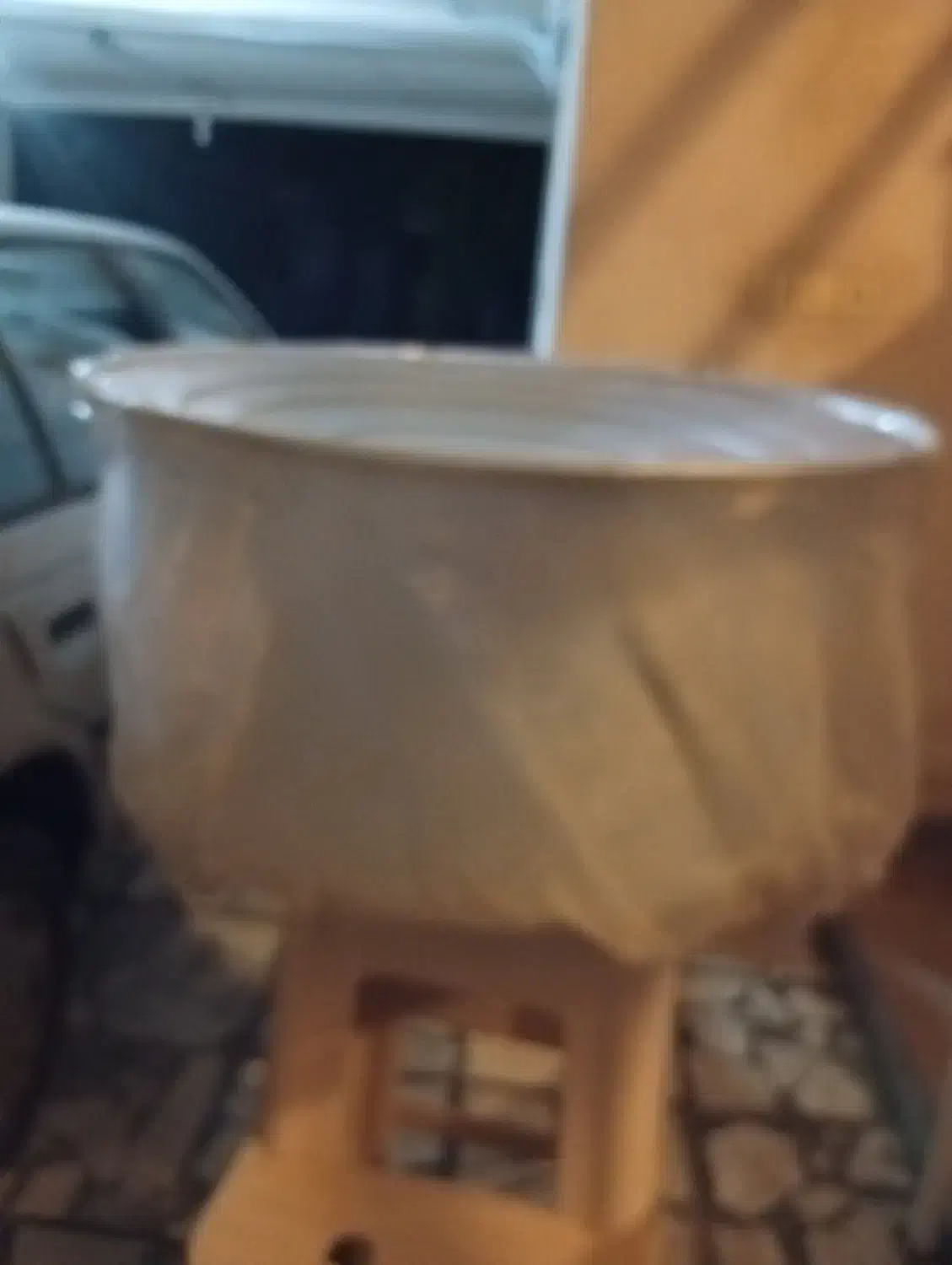 دیگ بزرگ روی سالم وتمیز|ظروف پخت‌وپز|قائم‌شهر, |دیوار