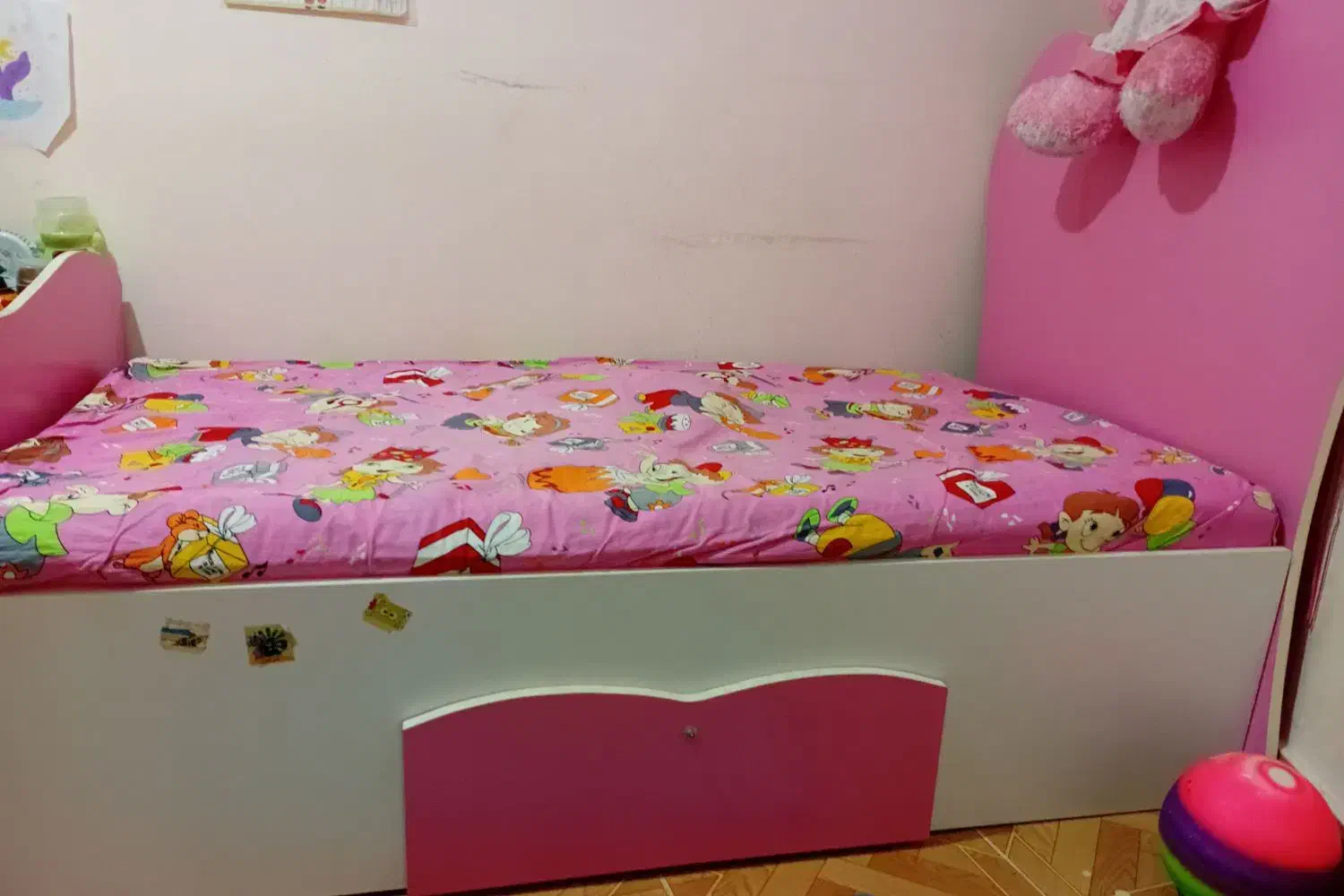 تخت|تخت و سرویس خواب|صومعه‌سرا, |دیوار