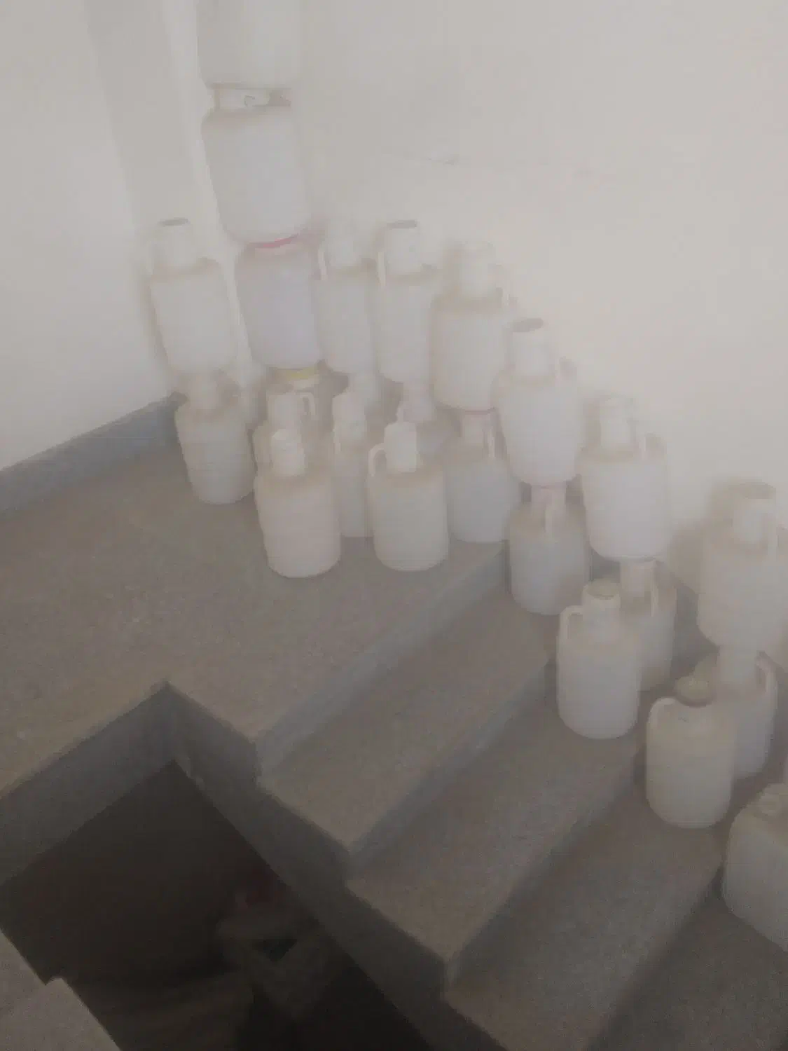 دبه خیارشور|ظروف نگهدارنده، پلاستیکی، یک‌بارمصرف|تربت‌حیدریه, بوستان باغ ملی|دیوار