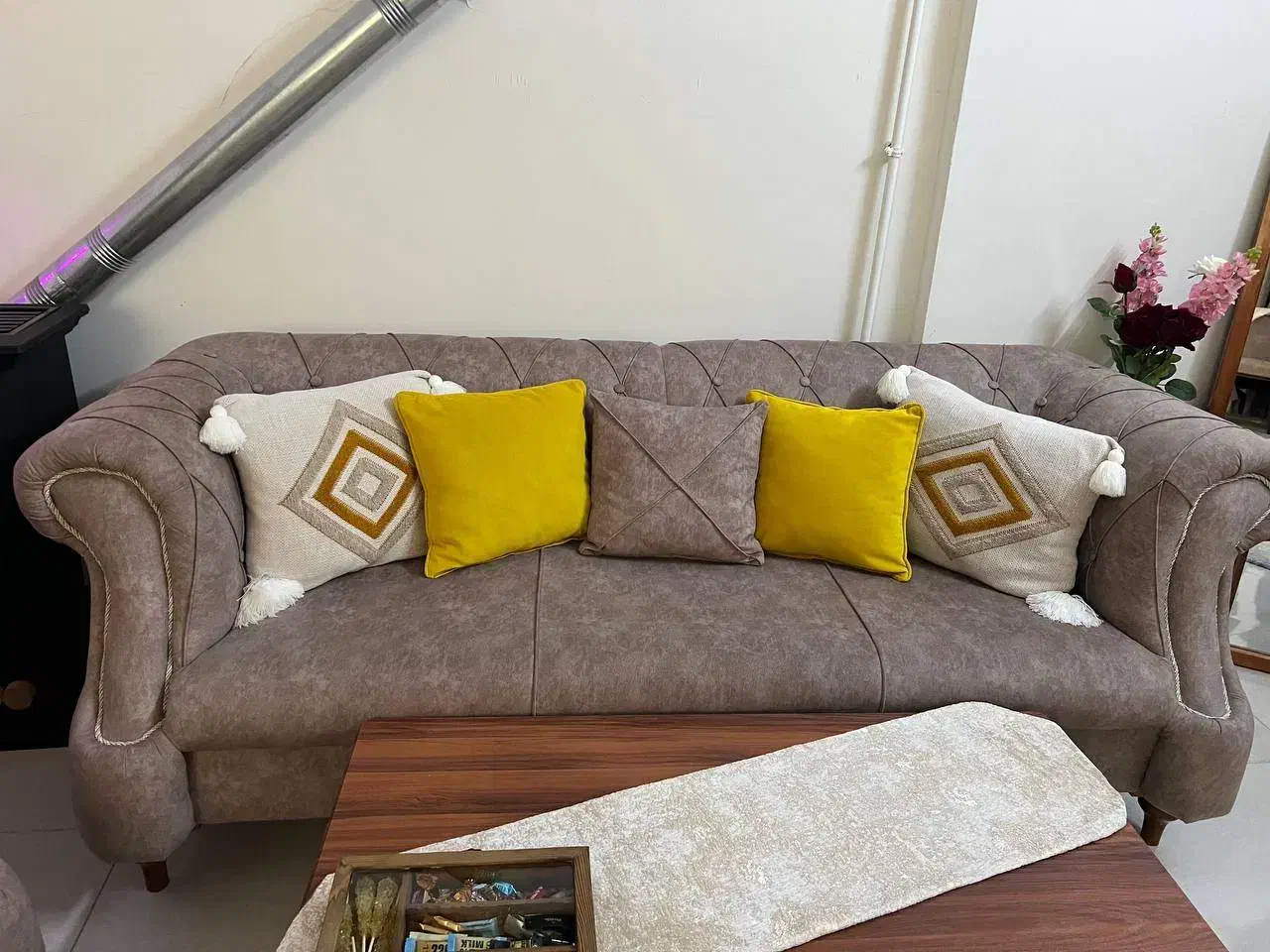 مبل چستر ۸ نفره با یک میزجلو مبلی و سه عدد عسلی|مبلمان خانگی و میز عسلی|میانه, |دیوار