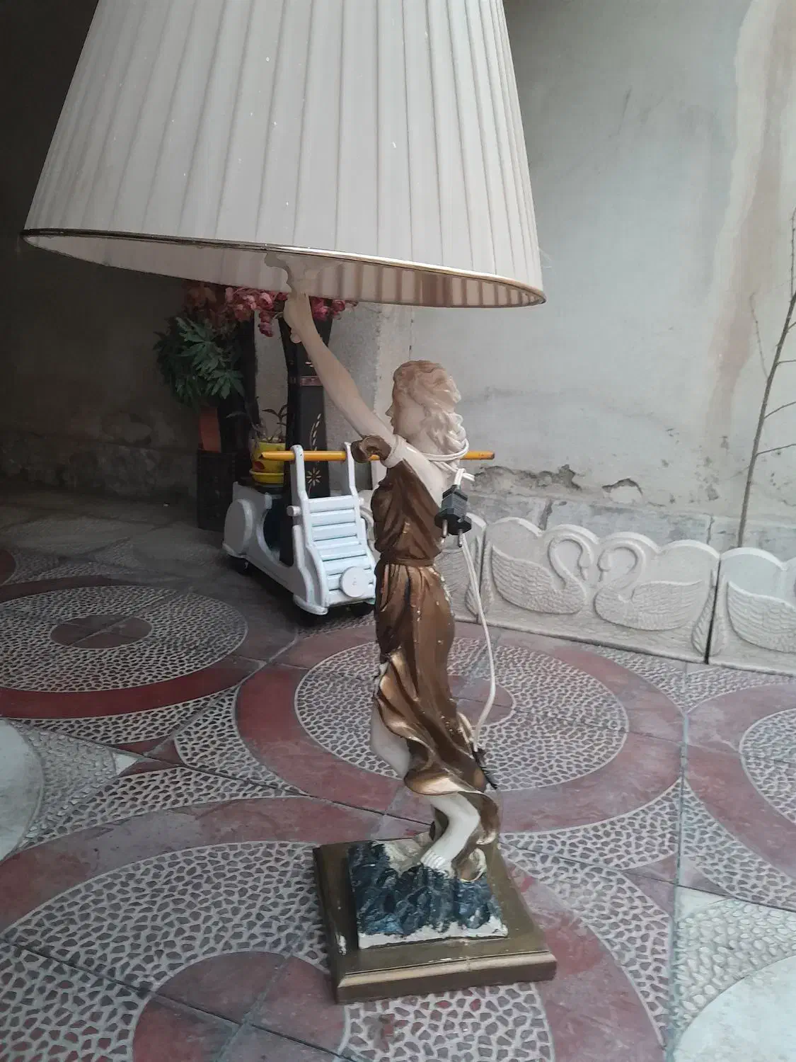 آباژور|چراغ خواب و آباژور|اندیشه, اندیشه فاز ۱|دیوار