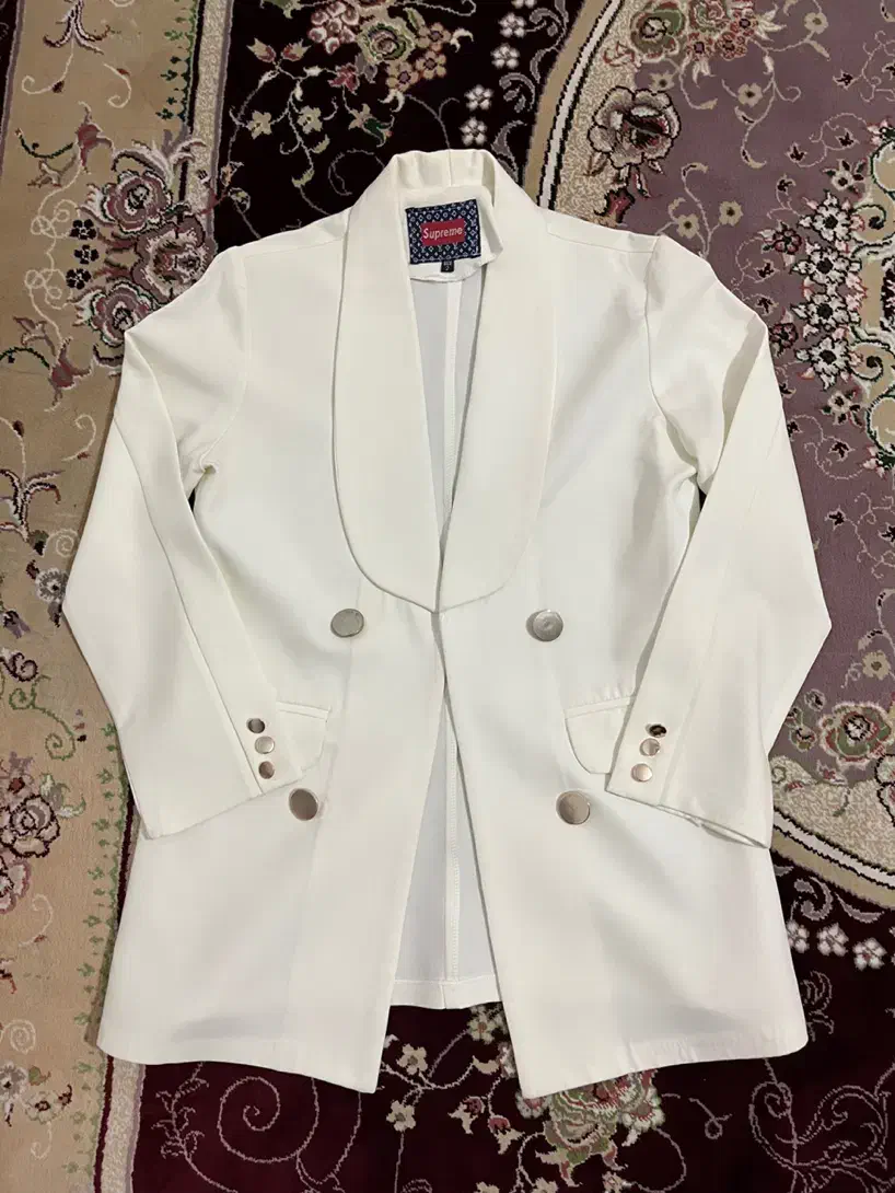 کت سفید|لباس|قرچک, باقرآباد|دیوار