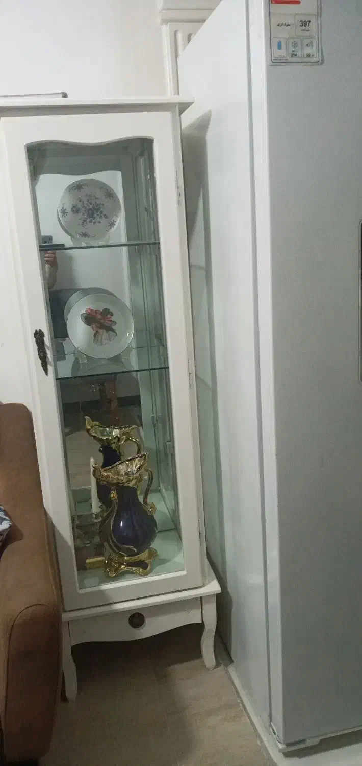 ویترین کاملا سالم بدون شکستگی وخط وخش|بوفه، ویترین، کنسول|رشت, حمیدیان|دیوار