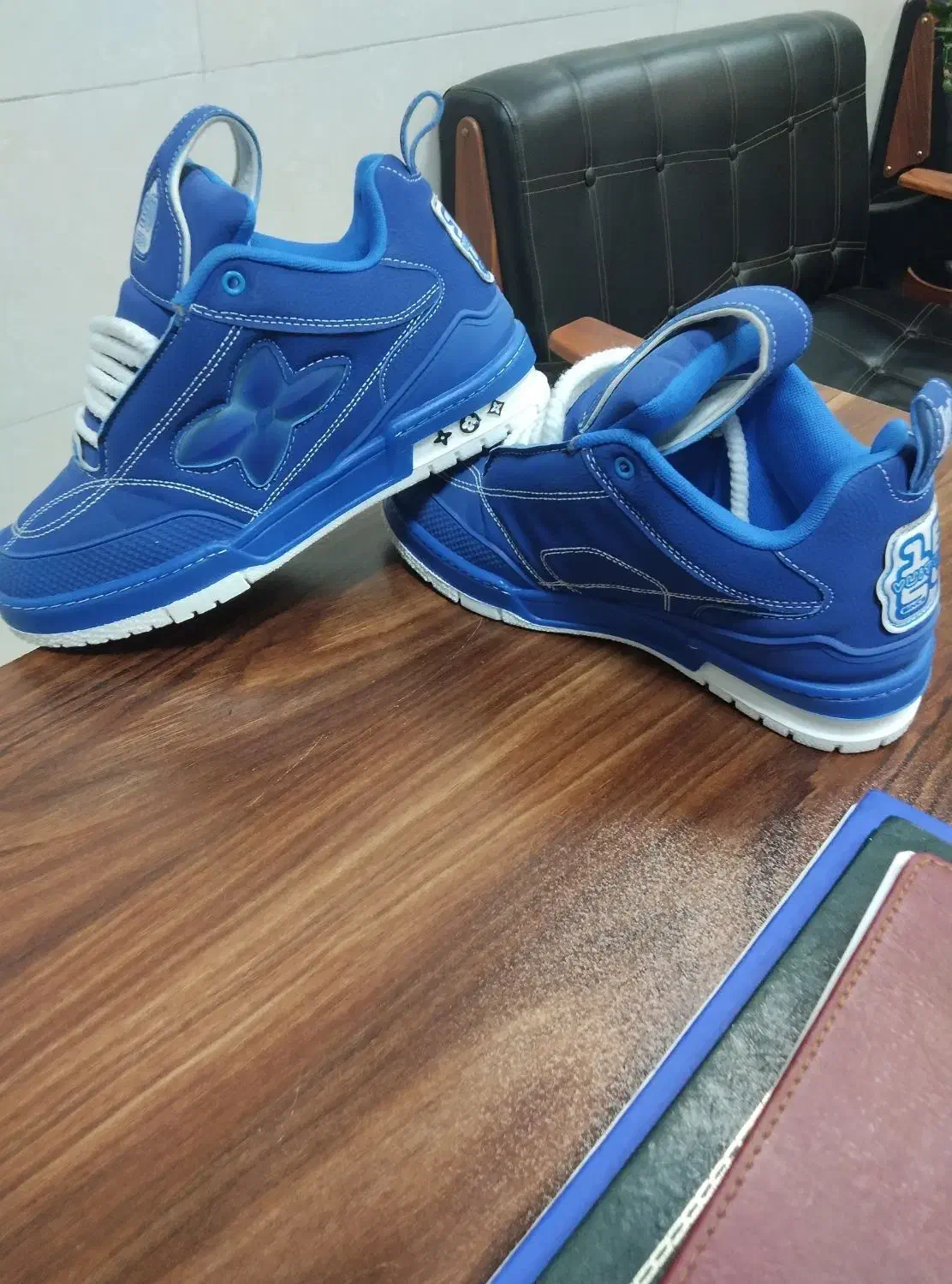 کتونی|کیف، کفش، کمربند|پیشوا, |دیوار