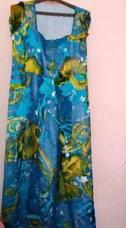 لباس مجلسی زنانه|لباس|شیراز, شیشه‌گری|دیوار