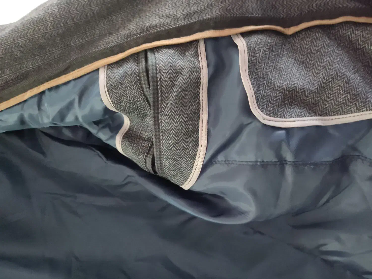 کاپشن|لباس|تهران, تختی|دیوار