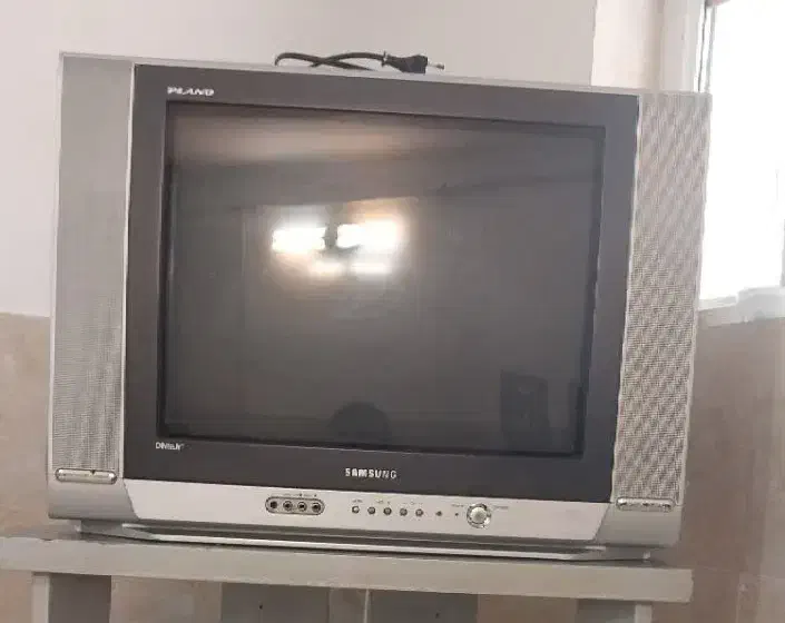 تلویزیون ۲۱ اینچ|تلویزیون و پروژکتور|هادی شهر, |دیوار