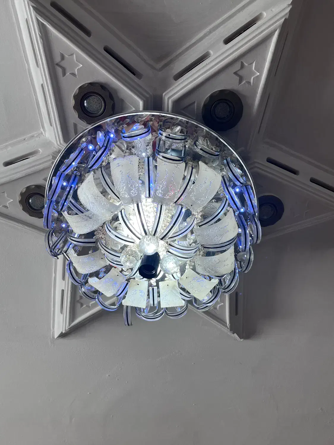 لوستر موزیکال|لوستر و چراغ آویز|قدس, شهر‌قدس|دیوار