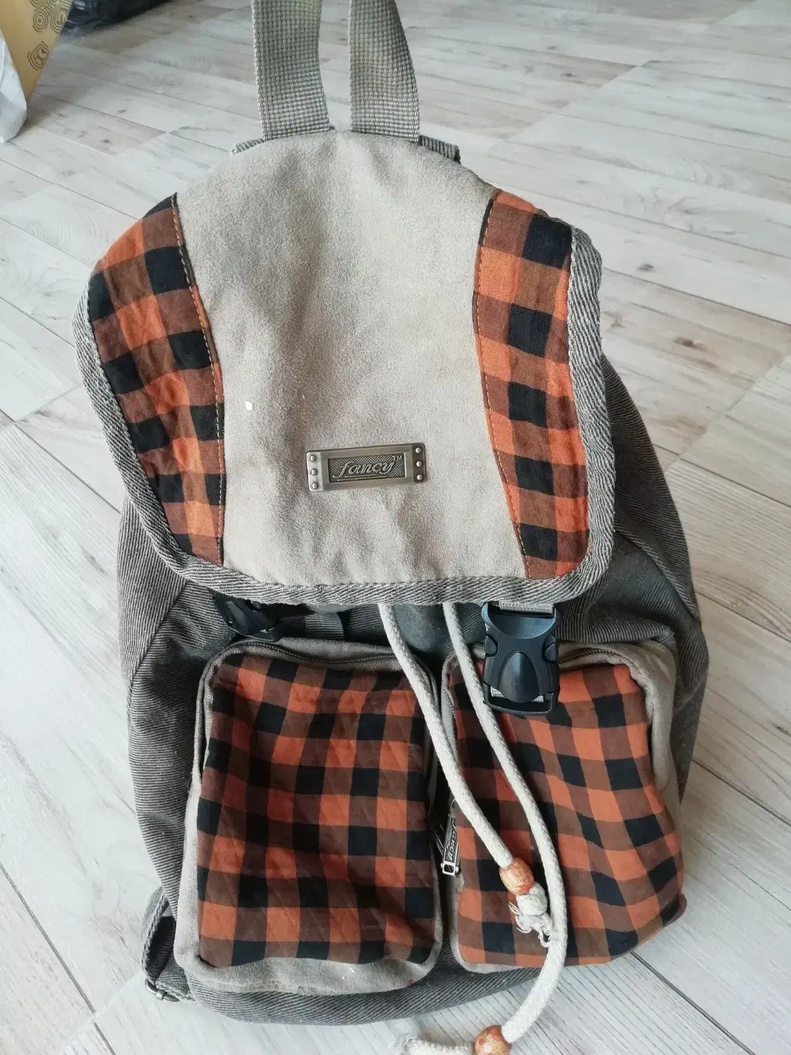 تعدادی کیف|کیف، کفش، کمربند|اصفهان, دستگرده|دیوار