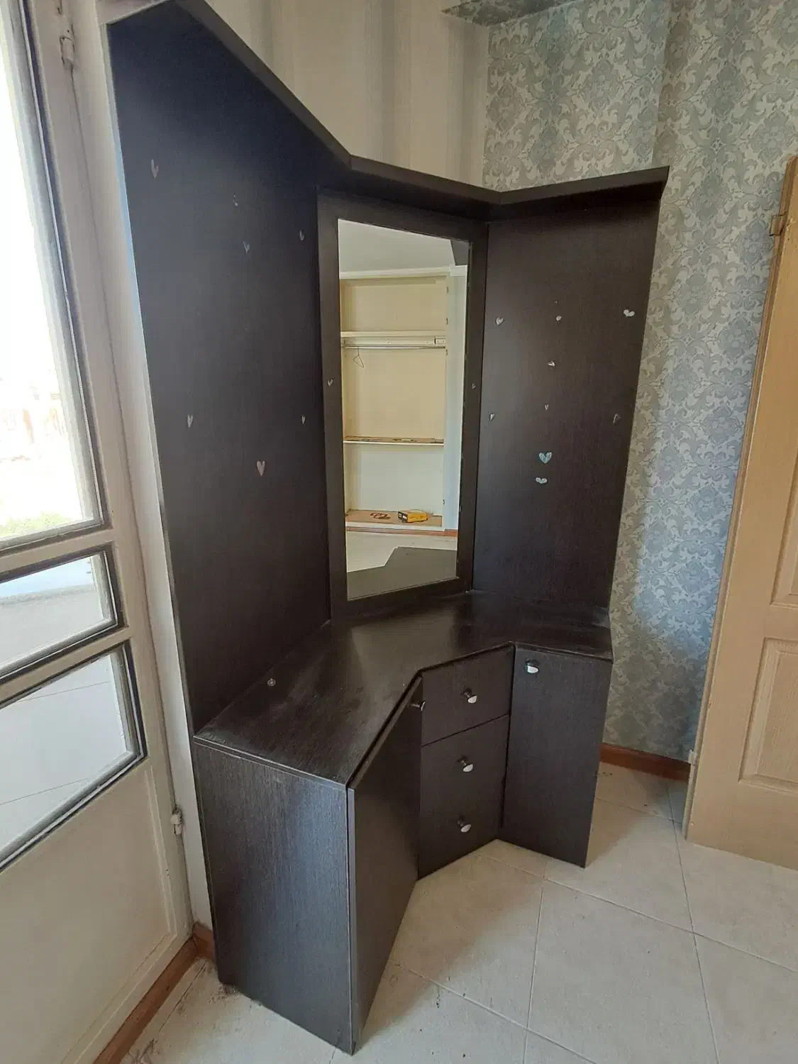 فروش میز آینه و کتابخانه|بوفه، ویترین، کنسول|صدرا-فارس, فاز ۱|دیوار