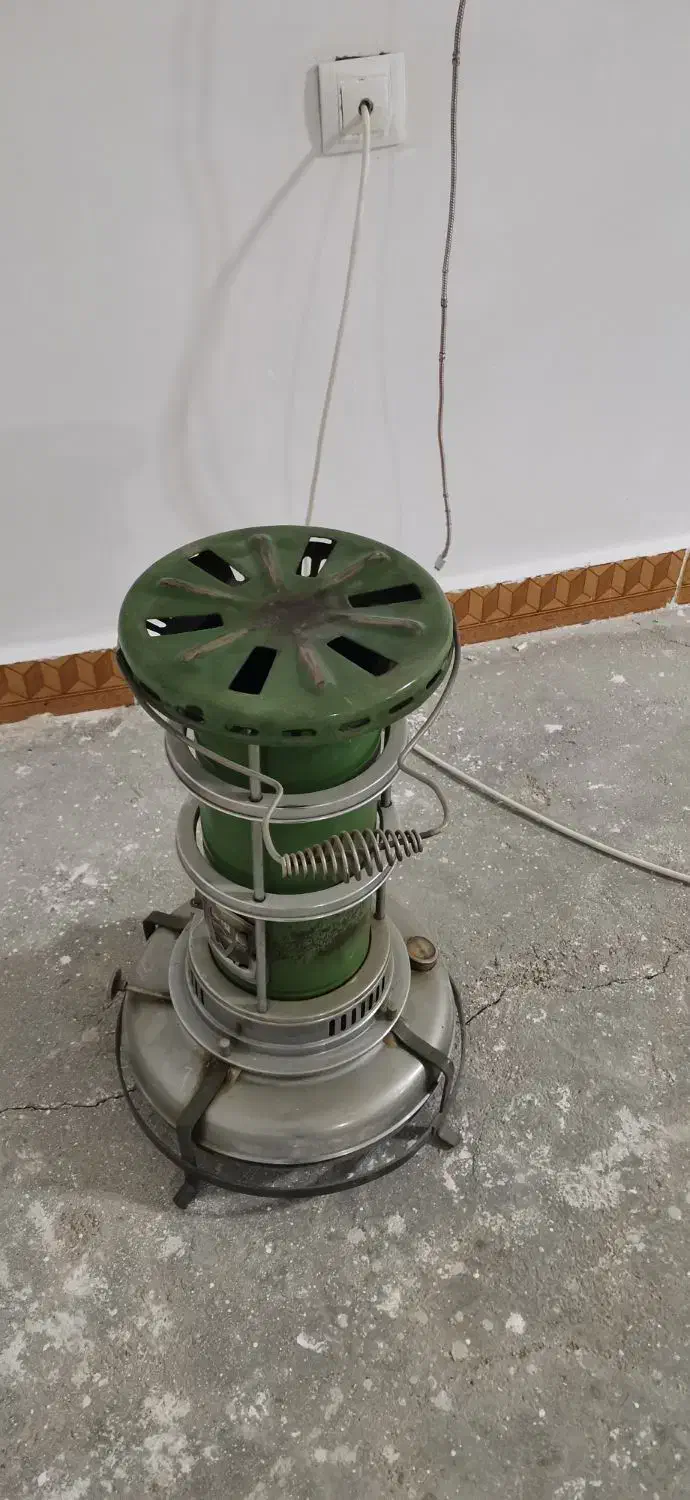 چراغ نفتی قدیمی|بخاری، هیتر، شومینه|بروجرد, |دیوار