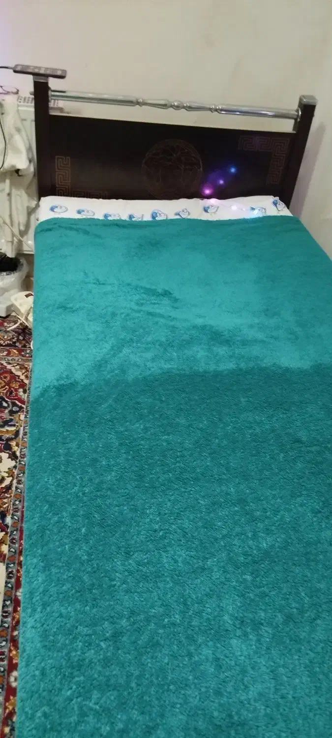 تخت خواب یک نفره چوبی|تخت و سرویس خواب|رشت, گلزاران|دیوار
