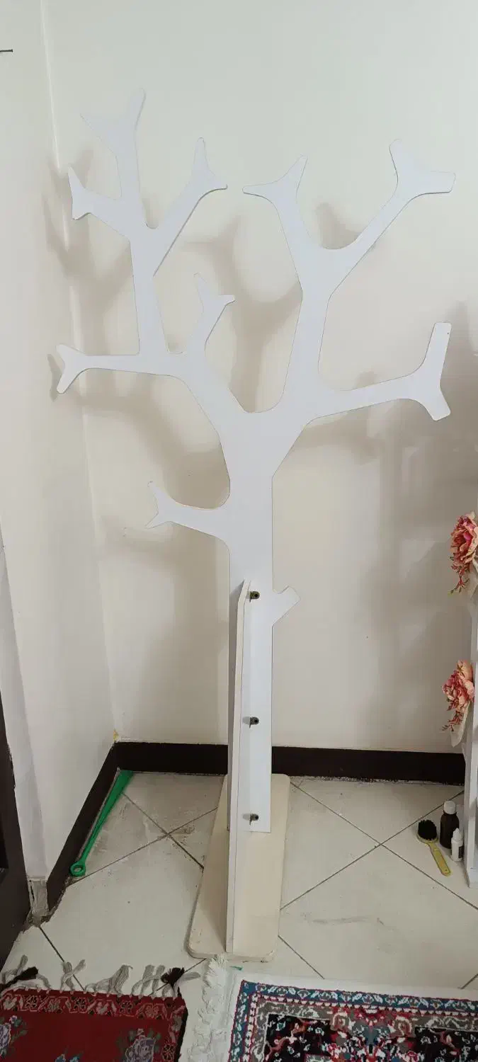 رخت آویزدرختی سفیدرنگ وگلدان زردرنگ|بندرخت و رخت‌آویز|پیشوا, |دیوار