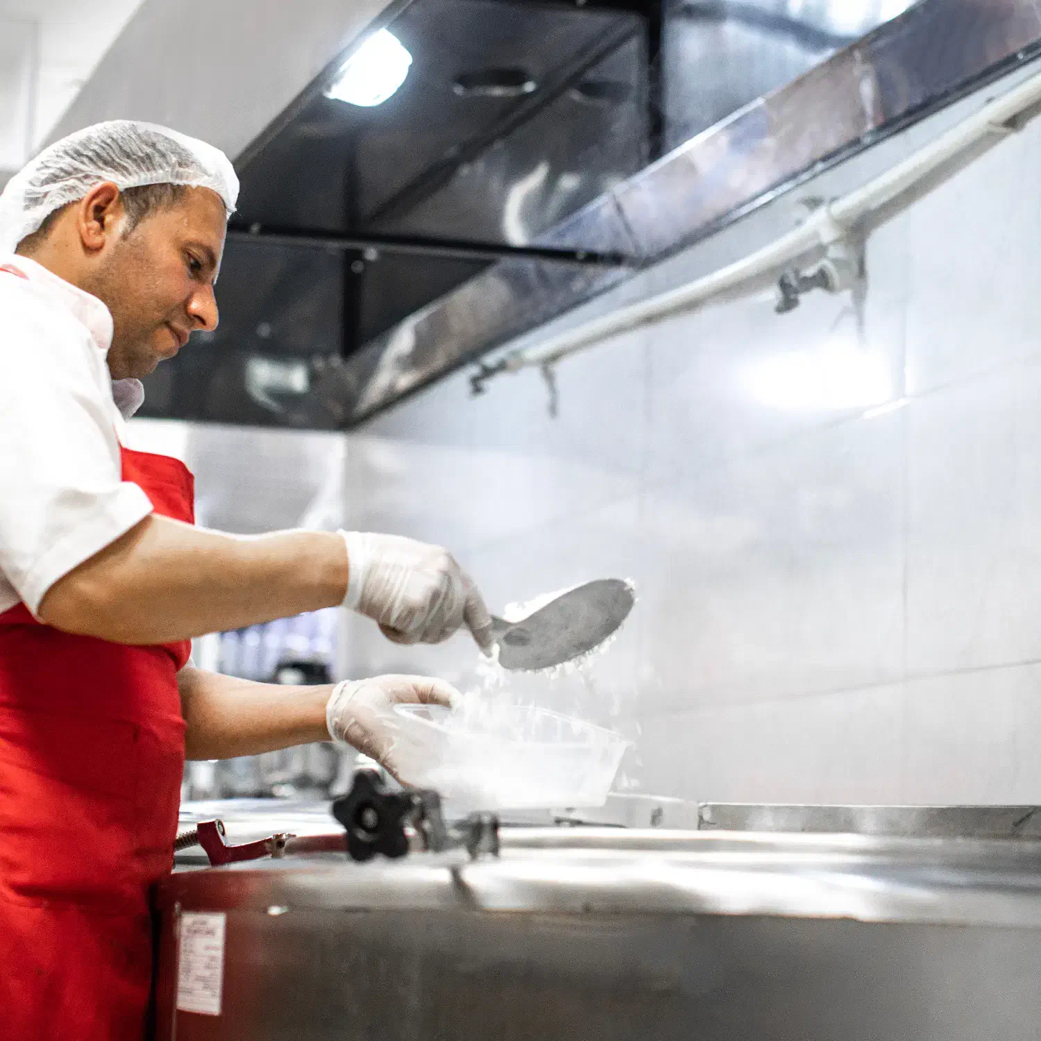 استخدام کمک آشپز ایرانی و فرنگی ماهر|استخدام خدمات فروشگاه و رستوران|تهران, حسین‌آباد|دیوار