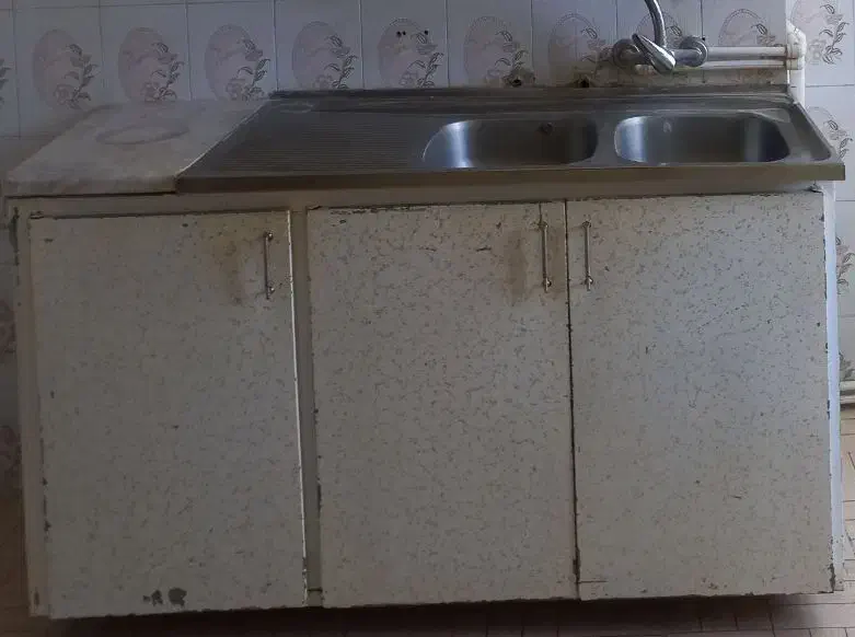 دو عدد پنجره ، سینک و کابینت سه دره ، میز عسلی|مبلمان خانگی و میز عسلی|بروجرد, |دیوار