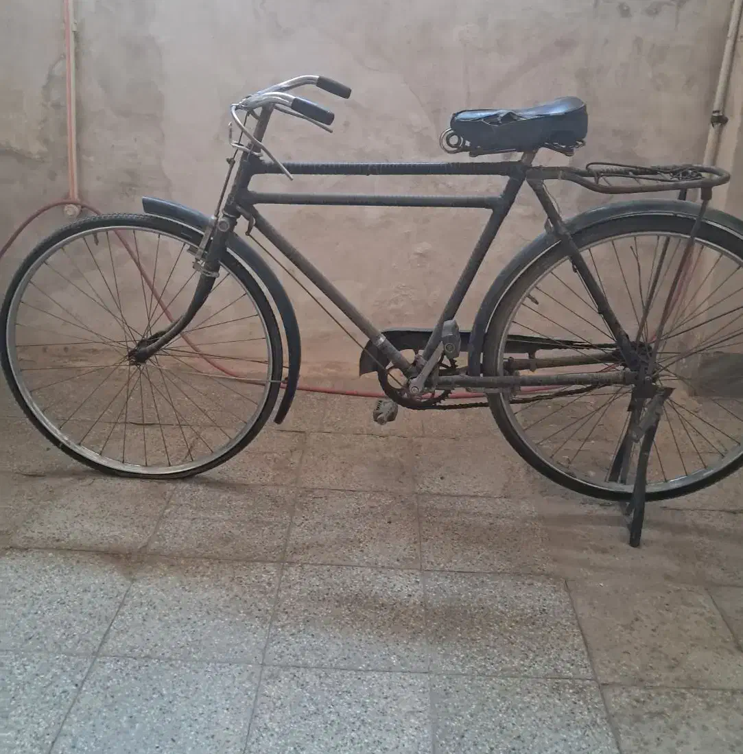 دوچرخه قدیمی|کلکسیون اشیاء عتیقه|کاشان, درب اصفهان|دیوار