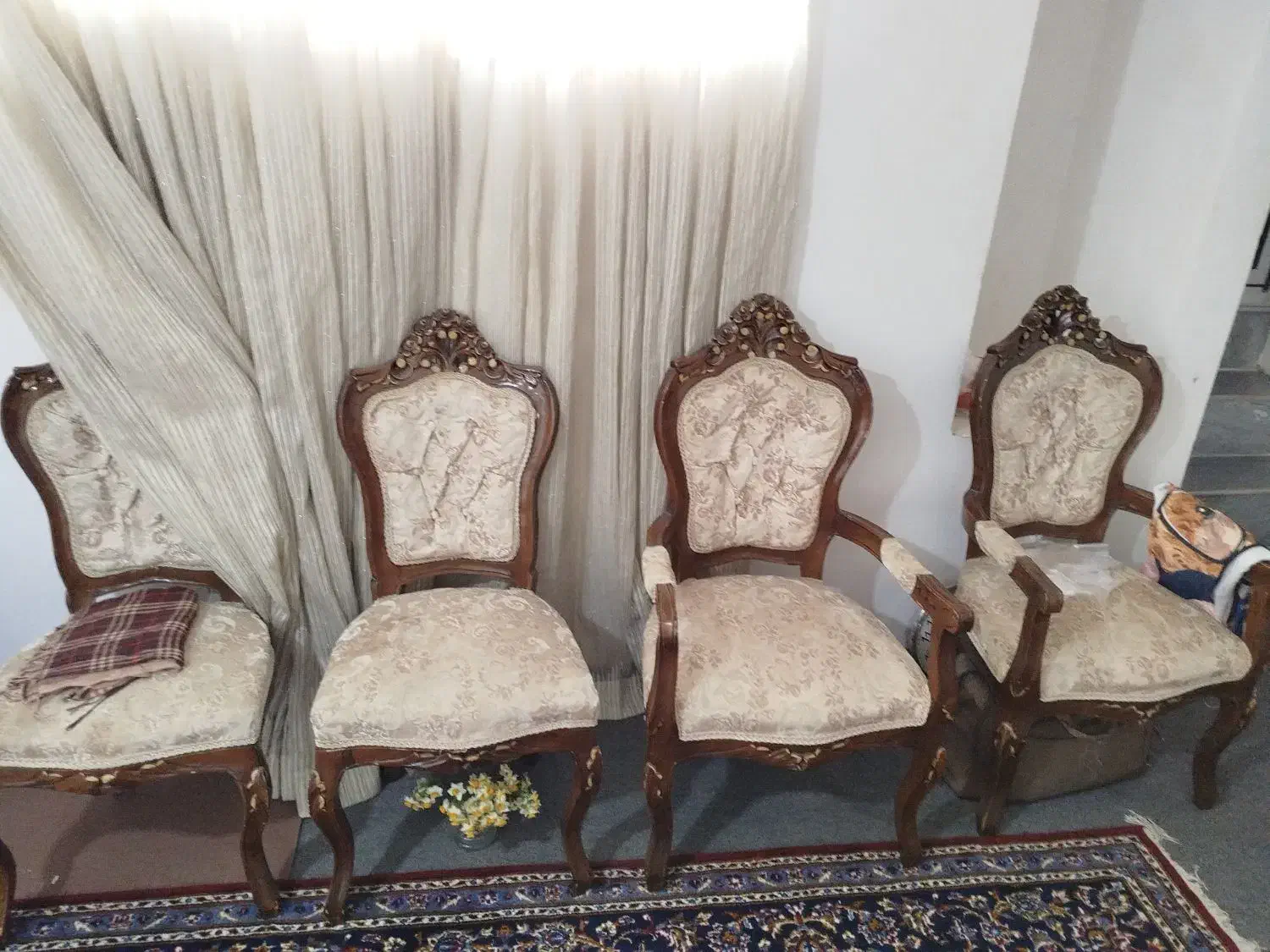 مبلمان|مبلمان خانگی و میز عسلی|گلوگاه, |دیوار