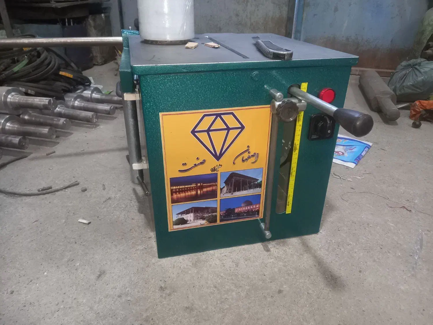 سازنده انواع فارسی بر قطع کن وآلومینیوم بر|ماشین‌آلات صنعتی|اصفهان, شهرک کوثر|دیوار