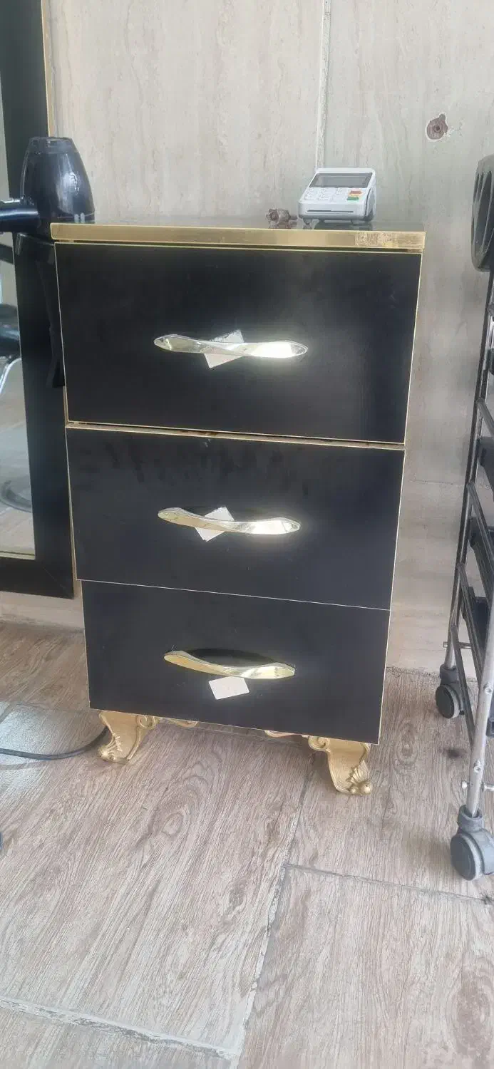 فروش فوری دکور آرایشگاه ، همش باهم هم|آرایشگاه و سالن‌های زیبایی|مشهد, شهید علی محمدی|دیوار