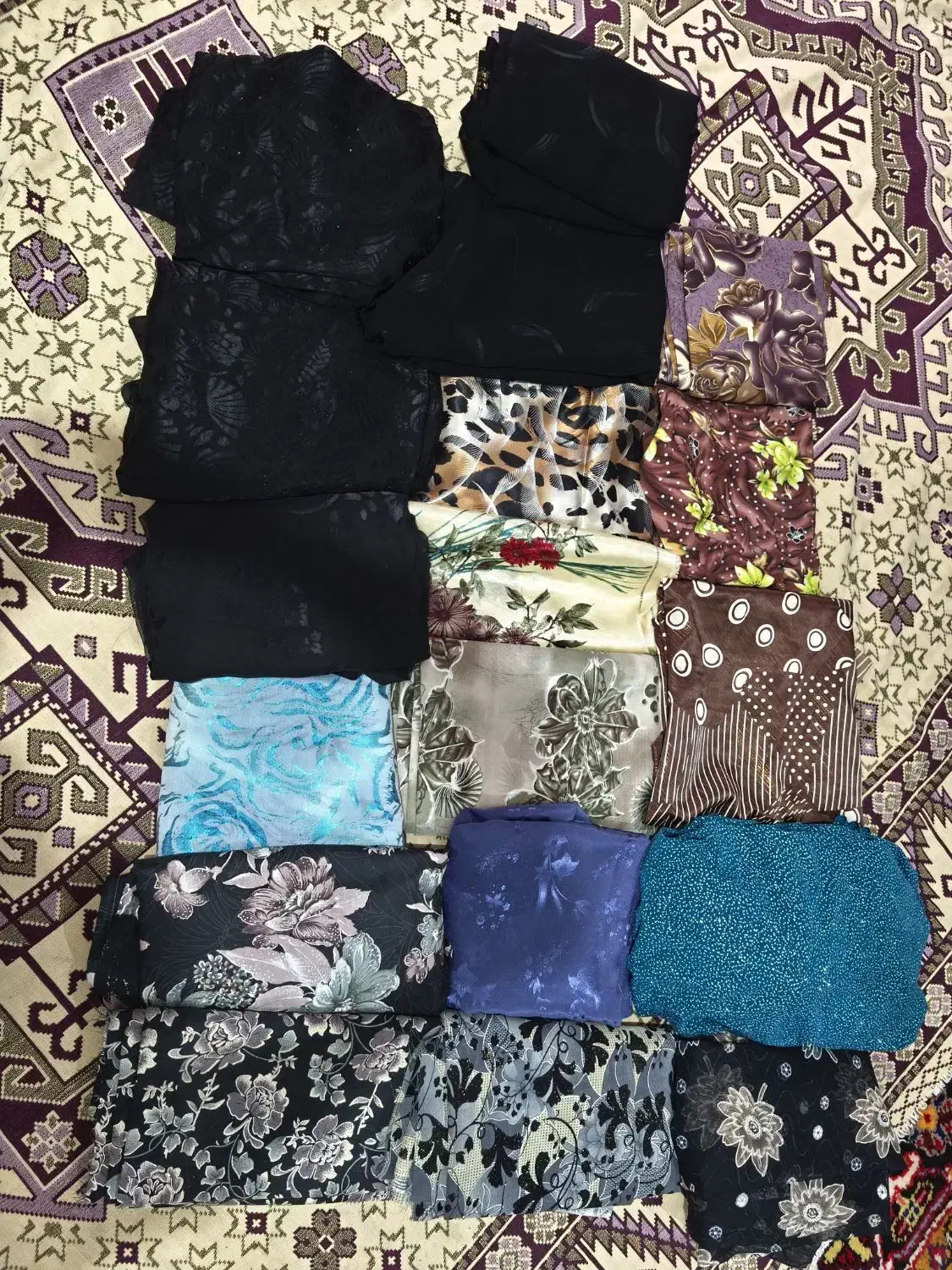 تعدادی پارچه|لباس|مرند, |دیوار