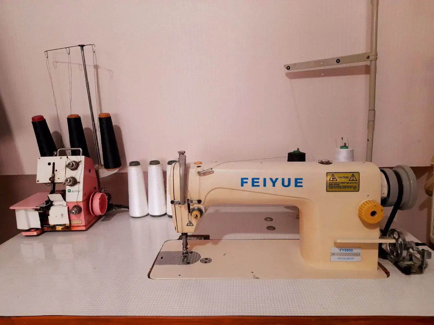 چرخ صنعتی راسته دوز موتور بزرگ|چرخ خیاطی و ریسندگی|رشت, منظریه|دیوار