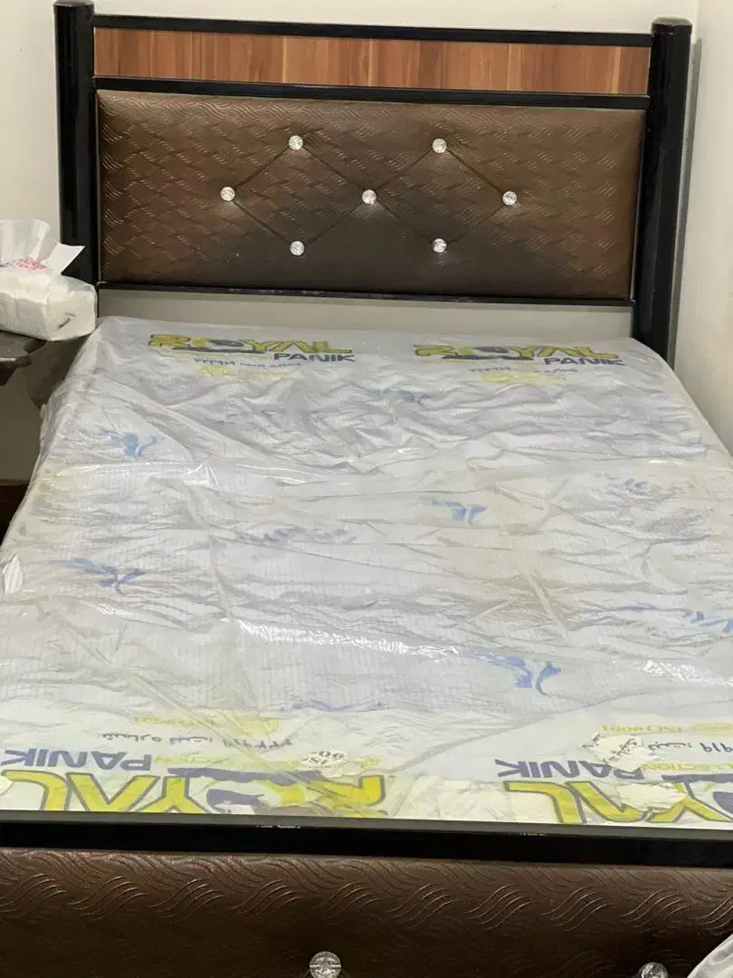 تخت خاب وتشک ومیزجلومبلی همراه عسلی|تشک تختخواب|سیرجان, |دیوار