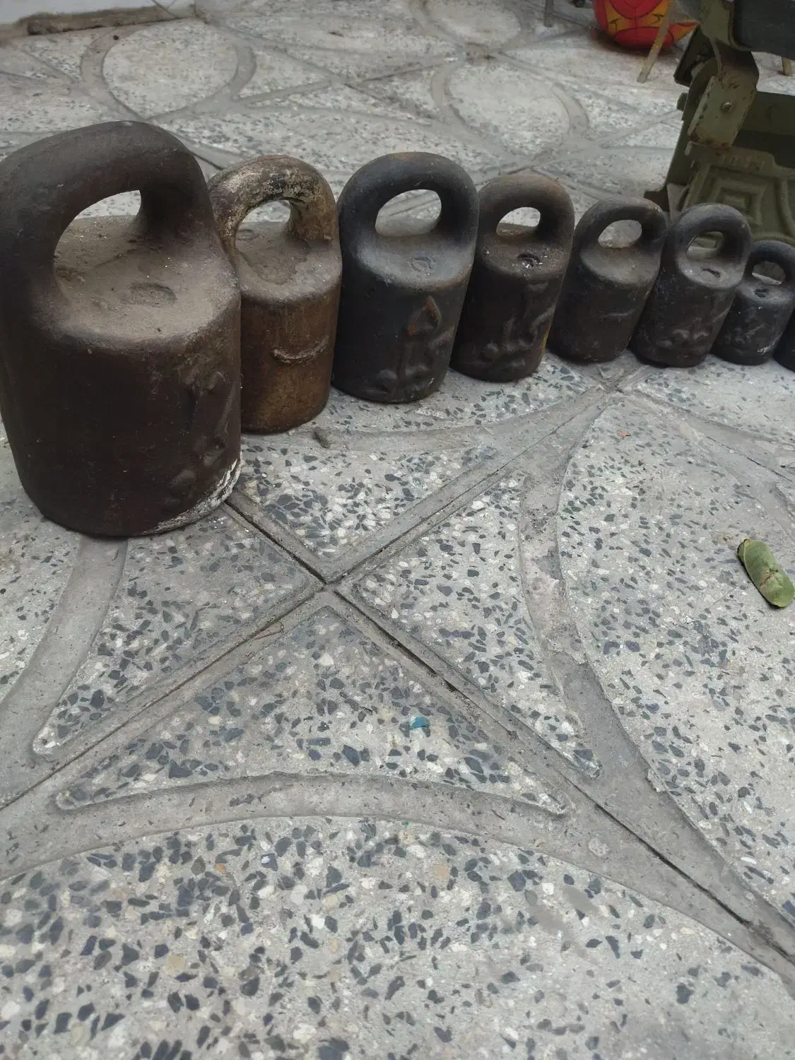 ترازو نوستالژی با سنگ|کلکسیون اشیاء عتیقه|الوند, |دیوار